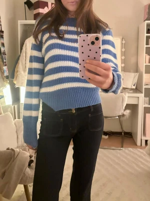 Blåvit randig stickad tröja Hailys - Säljer en mysig stickad tröja från Hailys i storlek M/L. Tröjan har breda blå och vita ränder, rund halsringning och långa ärmar. Perfekt för dig som gillar en chill och avslappnad stil. Ribbstickade muddar vid ärmslut och nederkant.💙🤍