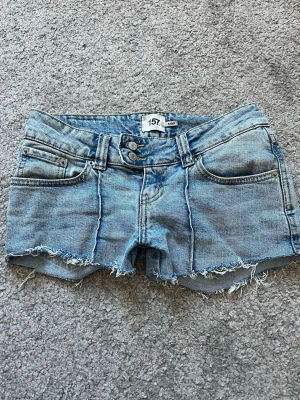 blåa jeans shorts  - Säljer ett par jättesnygga jeansshorts som jag gjort av ett par jeans. Passar XS–S.