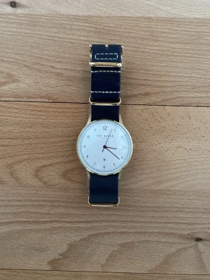 Ted Baker London klocka - Skicket är utmärkt knappt använt säljer den för är inte min stil längre. Inget batteri i klockan som man får köpa till själv, skriv om intresserad, pris går att diskutera