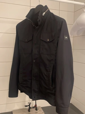 Field jacket J.Lindeberg - Field jacket från J.Lindberg. Köpt för runt 2500. Fortfarande väldigt bra skick I storlek XS men passar mig som är 180 och väger 65kg. Säljer för 900 men kan gå ner i pris 