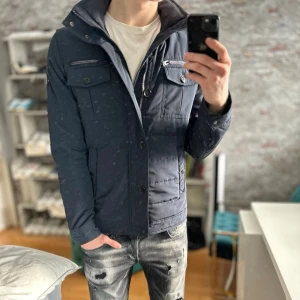 J.lindeberg field jacket - Mycket bra skick, inga defekter! Storlek L sitter som L  och passar dig som är mellan 180-190 ungefär. Nypris ca 4000kr. Modellen är 185 cm, 75kg. Passar bra nu till våren! Skriv för mer information!🤝