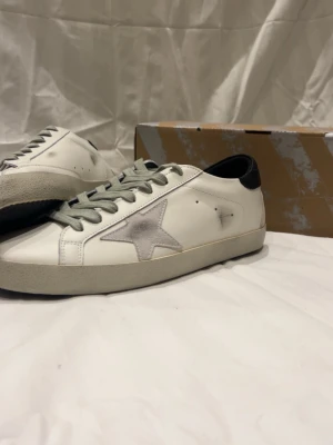 Golden goose skor - Ett par snygga golden goose skor med den klassiska stjärnan vid sidan. Skorna är i storlek 42 men passar också 41. Tveka inte på att skriva om du har frågor eller om du vill ha fler bilder. Låda ingår.