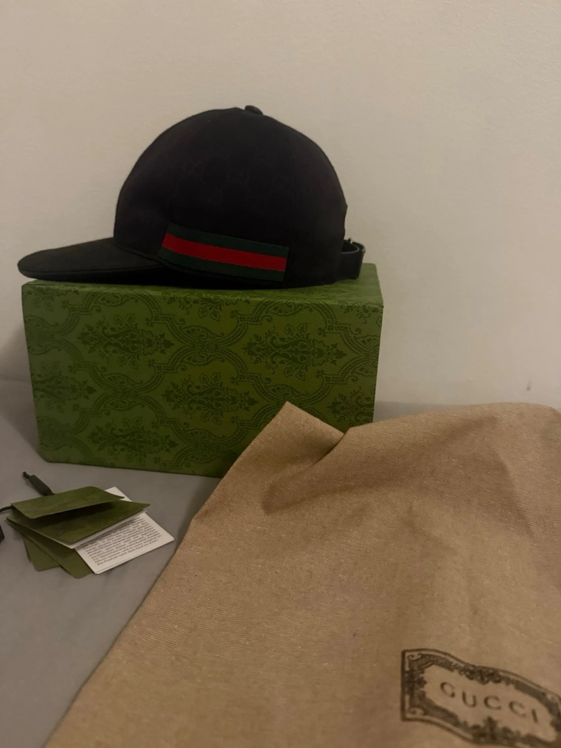 Svart keps med röd/grön detalj - 1