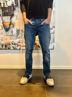 REPLAY JEANS 30/32 - Tjena! Jag säljer nu mina blå Replay Jeans som är helt skade-/defektfria och har en stilren slimfit. Jag säljer de pga att de är lite för små på mig. För att se passform (183cm lång modell) se bilder. SIZE 30W/32L. Om du är intresserad eller har några frågor är det bara att kontakta mig. 