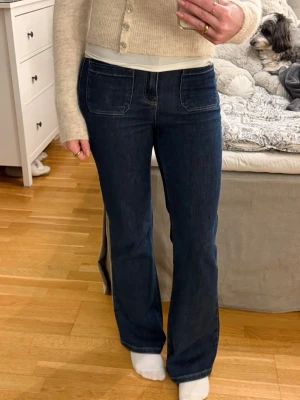 Blåa pocket jeans från MQ - Säljer mina blåa pocket jeans från Dobber som är i storlek 34. Jag skulle säga att de är midwaist, sitter väldigt skönt och passar fint till många tillfällen. Dessa är använda max fem gånger, så typ som nya. Jag är 163-165 cm lång för preferens. Kostar 799 kronor nya. Hör gärna av dig vid frågor💗💗