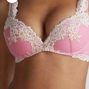 Rosa spets-bh med blommigt mönster - SÖKER.  Behöver ha denna i storlek 75A eller 70A 