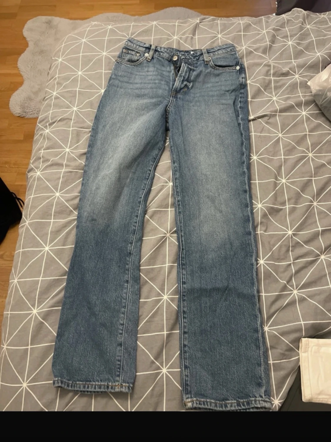 Blå raka jeans från H&M