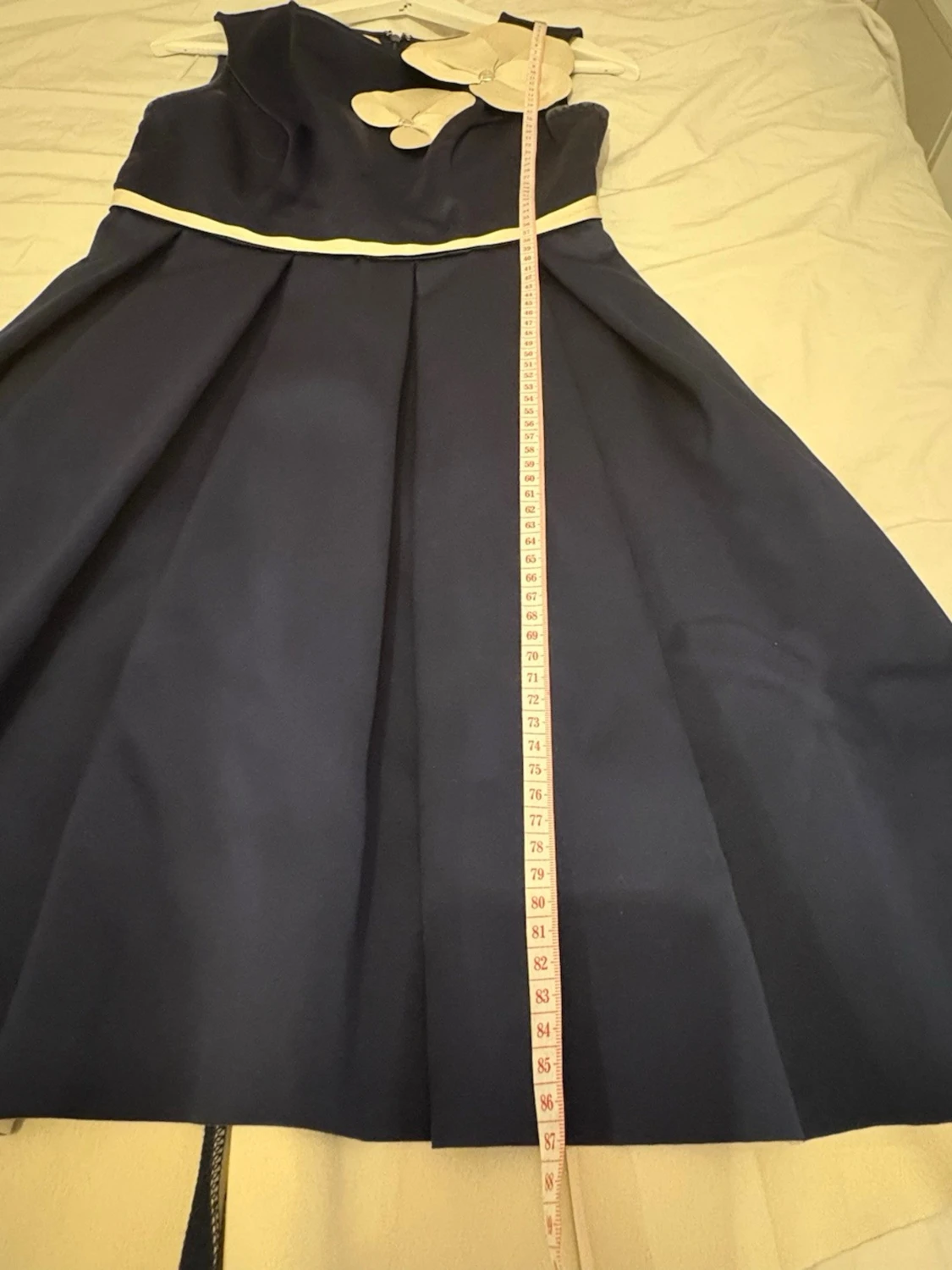 Marinblå kortklänning med blommor - 5