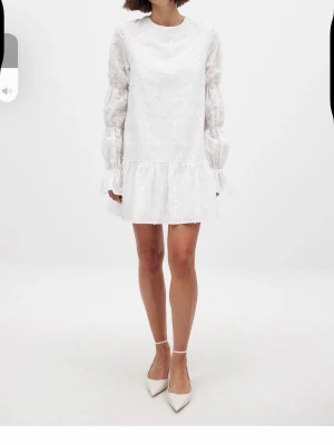 Vit klänning från Nakd  - Vit klänning som passar perfekt till student, storlek 34 vilket är slutsålt på hemsidan 