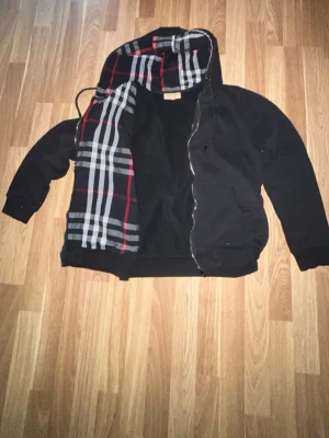 Burberry hoodie - Säljer denna fina BB hoodien. Den är använd men det syns inte på den, inga defekter inga fläckar ungefär som topp skick 