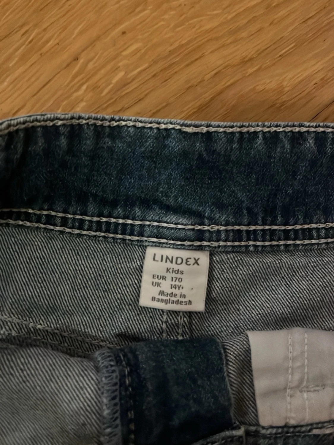 Blå jeanskjol med fickor - 4