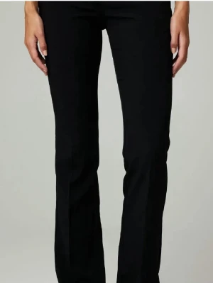 Svarta bootcut kostymbyxor - Snygga svarta lågmidjade kostymbyxor, sparsamt använda💞