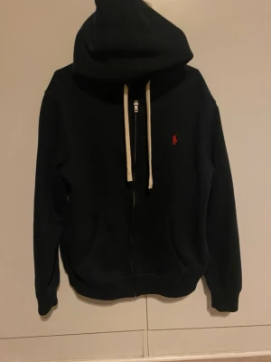 Ralph lauren zipper - Detta är en helt ny men lite använd Ralph Lauren zipper, jag vill sälja den eftersom den inte längre passar mig.