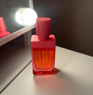 Womans secret parfym i rosa flaska - Färgstark parfym från Women'secret i en snygg rosa flaska som sticker ut på hyllan. Perfekt för dig som vill ha en modern och lekfull touch till din stil.