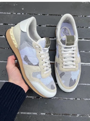 Valentino rockrunners  - Hej! Säljer nu dessa riktigt snygga rockrunners som är riktigt svåra att få tag på! Size 41 sitter som 41, varken större eller mindre! Skick 9,5/10 helt nya använda 1 dag!Dustbag ingår! Hör av dig vid frågor 🤩