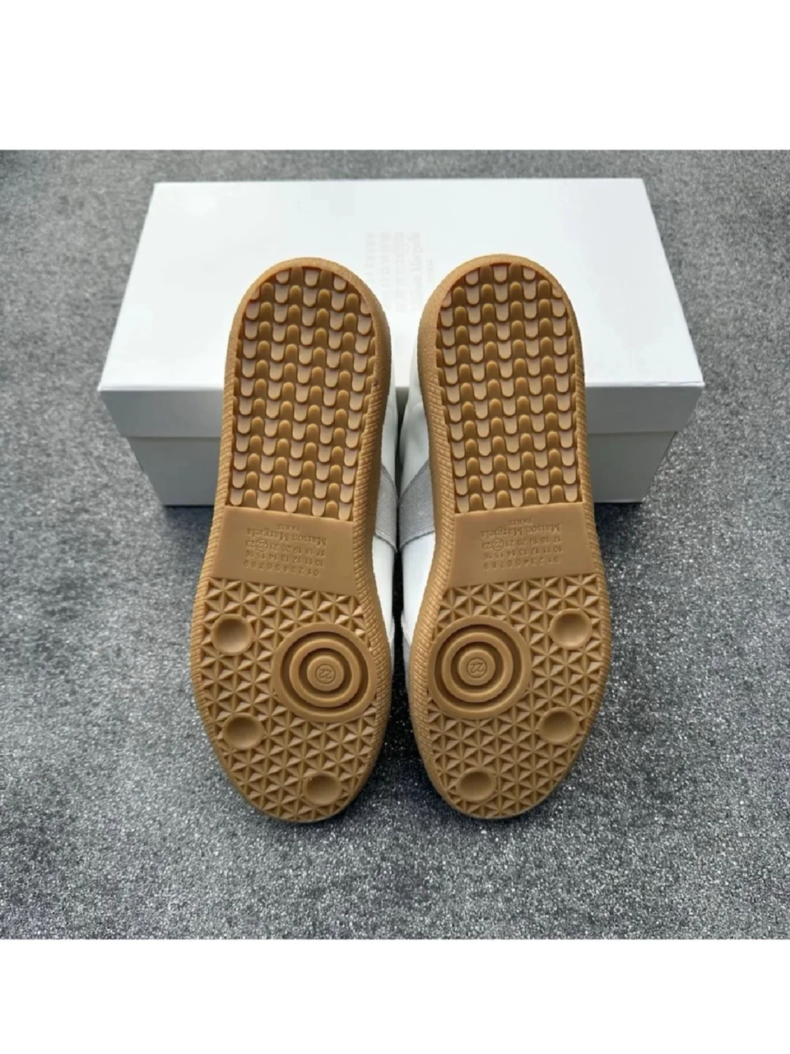 Vita och grå sneakers med mockadetaljer - 4