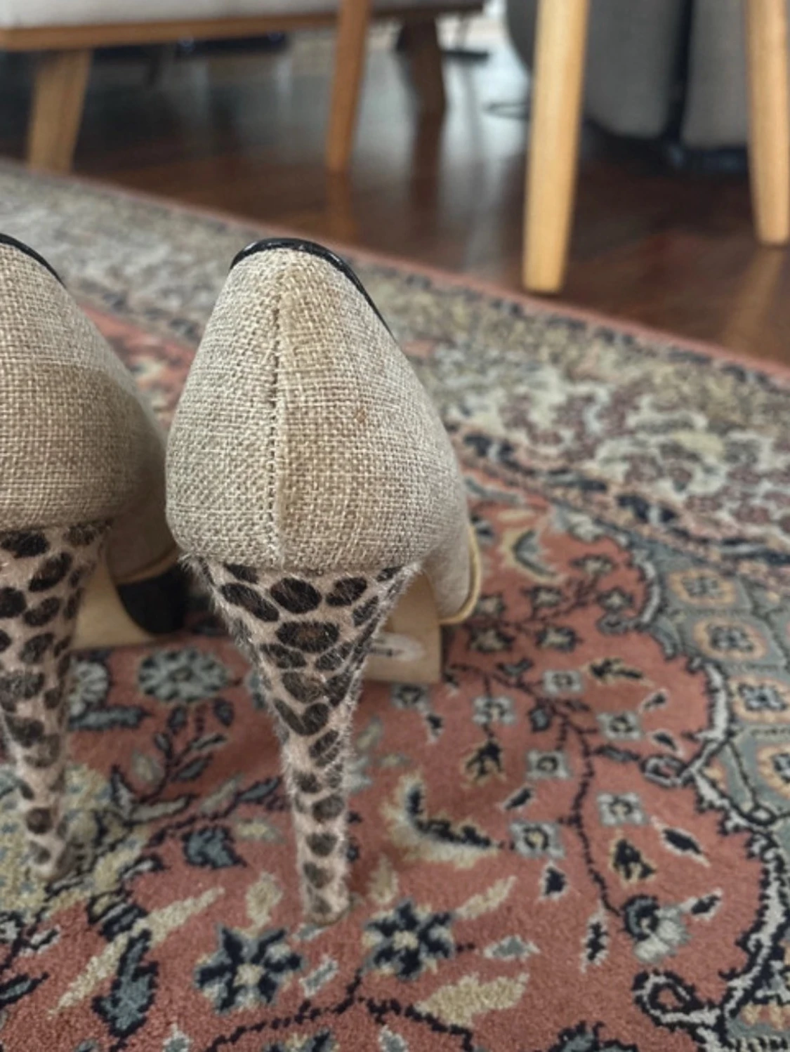 Beige pumps med leoparddetaljer - 1