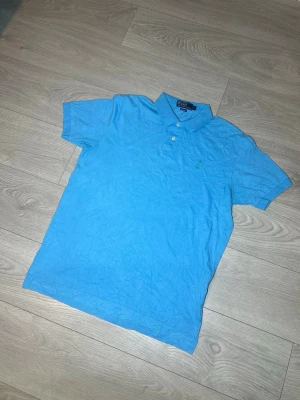 Ralph Lauren piké, ljusblå, storlek L - Hej! Säljer nu denna ljusblåa Ralph Lauren pikén. Kortärmad samt storlek L. Inga skador eller fläckar. Riktigt stilren och snygg piké! Skickar alltid inom 24h efter köp🤩 Frågor om mått eller annat? Hör av dig!  