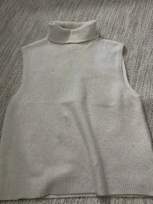 Polo väst  - Jätte fin stickad polo väst i jätte bra skick, använd 2 gånger💓. Märket är amisu och storleken är xl men jag använder den och den passar på mig som är 165 💕skriv om frågor Elelr fler bilder önskas osv🩷