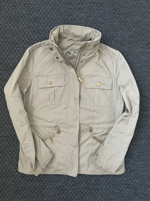 SAND field jacket (Sällsynt) - Säljer nu denna sjukt snygga field jacket från märket Sand😊! Mycket fint skick med många små detaljer🙌Storlek S men passar även M! Skyddar mot både regn och vind🤩. Skriv vid funderingar 📲