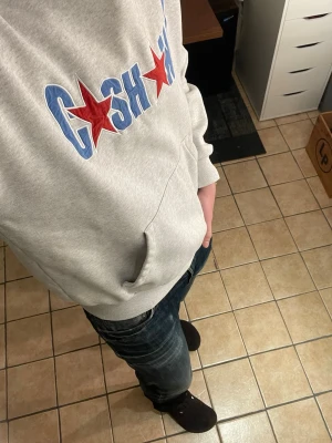 CASH ONLY HOODIE - Limited edition ”CASH ONLY” hoodie som inte säljs längre i butik. Hoodien har en oversized fit och är i mycket bra skick! Det är slitningar på armbågarna som inte är pga av användning utan ser ut så i modellen. Nypris ligger på runt 1300kr. Hör av dig vid minsta fundering! 🙌😁