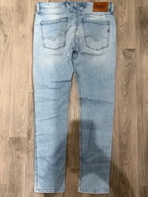 Replay Anbass Jeans Ljusblå - Sjukt snygga och sköna Replay Anbass jeans i mycket fint skick i storlek W33/L32. Mått - Midja: 43,5cm, Benlängd: 106cm. Modellen är 185cm & 63kg. Hör av dig vid funderingar!🤝