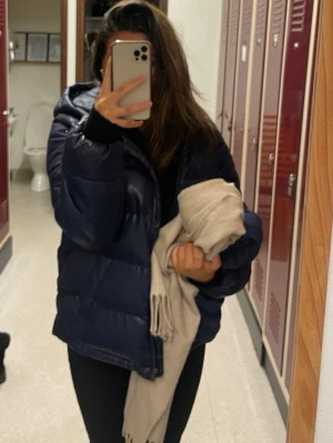 Mörkblå pufferjacka - Benetton - Säljer en mörkblå pufferjacka från Benetton. Jackan har en klassisk pufferlook med hög krage och dragkedja framtill. Perfekt för kyliga dagar och riktigt skön att bära. Passar dig som gillar en stilren och enkel vibe. Säljer då jag inte använder denna längre!💕🤗