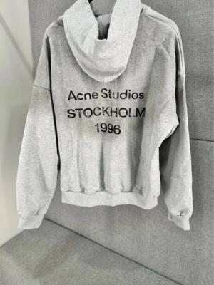 Acne Studios hoodie  - Helt ny Acne Studios hoodie                                  Storlek: M (oversize fit)                                                  Nypris: 5300kr                                                                   Otrolig kvalitet på hoodien som oxå är Unisex dvs både för grabbar och för tjejer