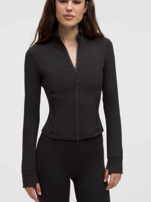 Define Cropped Jacket Lululemon - Säljer en helt ny svart Define Cropped Jacket från Lululemon med figurnära passform och hel dragkedja framtill. Fick den i julklapp men var för liten och kunde inte skickas tillbaka då det gått för lång tid. Jackan har tumhål vid ärmsluten och diskret logga på ryggen. Perfekt för träning eller som ett snyggt lager till vardags. Tillverkad i stretchigt syntetmaterial. Nypris: 1380 kr