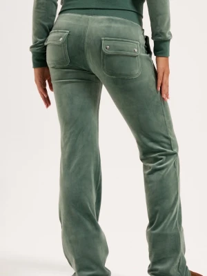 Gröna mjukisbyxor i sammet  - Säljer ett par gröna mjukisbyxor i mjuk sammet med raka ben och snörning i midjan. Byxorna har stora fickor fram och bak med lock och knappdetaljer. Perfekta för chill dagar eller när du vill vara extra bekväm. 