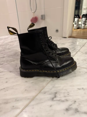 Svarta Dr Martens  - Ett par snygga Dr Martens som jag har använt endast 1 gång. Skriv för fler bilder, köparen står för frakt!🙌 pris kan diskuteras 