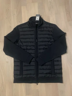 Dressmann cardigan jacka - Snygg mörkblå hybridjacka/cardigan från dressmann i storlek L herr. Helt ny oanvänd med lappen kvar! Nypris 799kr, hör av er vid frågor!🔥🤝