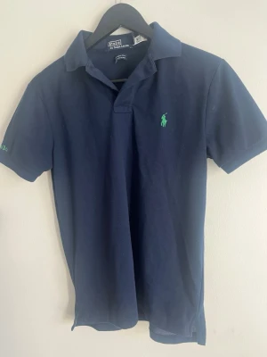 Ralph lauren piké  - Ralph Lauren pike. Storlek: S | skick: 9/10, inte alls mycket använd, väldigt fint skick | pris: köpt för 700, säljer för 300🤩🙌 