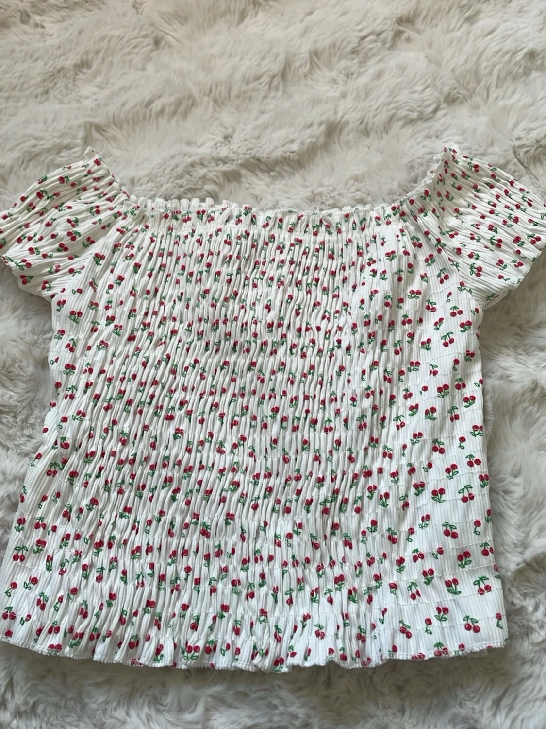 Vit offshoulder topp med körsbär