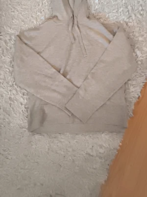 Finstickad hoodie från Ryvls - Säljer en finstickad hoodie från Ryvls i storlek 158/164, tröjan är beige och aldrig använd