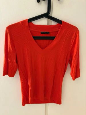 Röd/orange topp  - T-shirt från Stockh LM. Endast använd 2-3 gånger så i väldigt bra skick😍