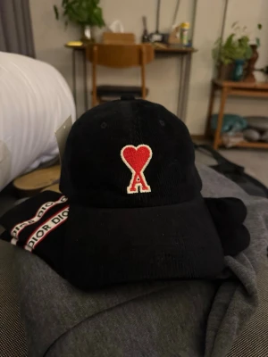 Ami Paris keps  - Nyskick riktigt fet keps pris kan diskuteras 