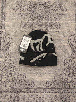 Arc'teryx mössa - Säljer min mössa från Arc'teryx skriv vid frågor, priset är förhandlingsbart vid snabb affär och kan skicka den direkt efter köpet☺ Passar både män och kvinnor