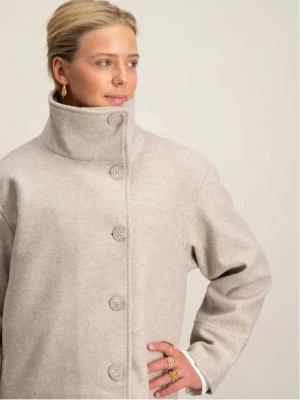 Beige kappa med hög krage - PERFEKT till våren!!☝️😍Köpt för 700kr! Beige kappa med hög krage och stora knappar framtill. Perfekt för dig som gillar en clean look och vill ha något som funkar till många outfits. Passar mig som är runt 163cm🫶🏻 Tar gärna emot prisförslag!🩷