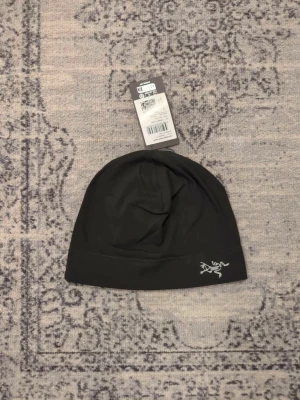 Svart lättviktig mössa Arc'teryx - Säljer min mössa från Arc'teryx skriv vid frågor, priset är förhandlingsbart vid snabb affär och kan skicka den direkt efter köpet☺ Passar både män och kvinnor