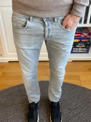 Grå Dondup jeans – George - Snygga grå Dondup jeans perfekt skick. Skön passform och lätt att matcha med allt. Normalt slitage (design)  men inga hål eller fläckar. Storlek 31. Skick 9/10. Hör av er vid fler funderingar!🤝