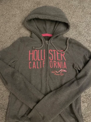 hollister california zip up hoodie  - Skitsnygg Hollister California zip hoodie från 2000-talet. Storlek S, i fint skick.