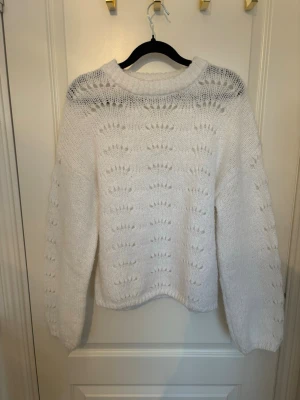 Vit stickad tröja med hålmönster - Supersöt vit stickad tröja från Cubus i storlek 158/164. Tröjan är i bra skick, skriv för fler frågor eller bilder🤍