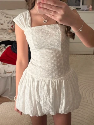 Vit söt gullig klänning miniklänning studentklänning Peppermayo slutsåld coquette babydoll milkmaid - Söt blommig klänning med fina spetsdetaljer. Från märket Pepparmayo. Storlek XXS. Helt ny med prislapp. Nypris är ca 850 (78 euro)! Perfekt till studenten eller midsommar ☀️ 