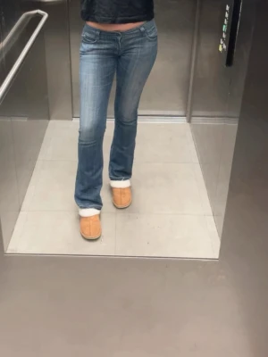 Lågmidjade bootcut jeans - Superfina dock en fläck se bild 3. Uppsprättade. Lånade bilder från förra ägaren då dom inte passade mig. Midja 42 - innerbenslängd 88 ❤️