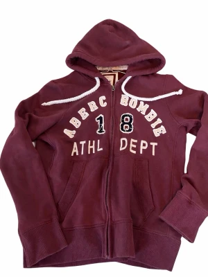 Abercrombie hoodie - Nice vinröd abercrombie and fitch hoodie. Perfekt skick. Skriv för fler bilder eller frågor.