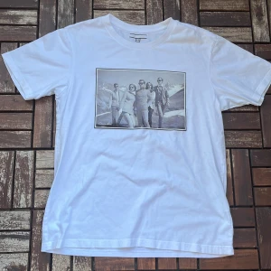 Vit Celemon Ace tshirt - Vit t-shirt från CelemonAce i storlek XS. Den har ett riktigt snyggt motiv på bröstet. Klassisk passform och rund halsringning. En perfekt tshirt för sommaren🤩. T-shirten ny kostar 599, Och mitt pris är endast 299😁. Tveka inte att höra av dig om du har frågor🤩.