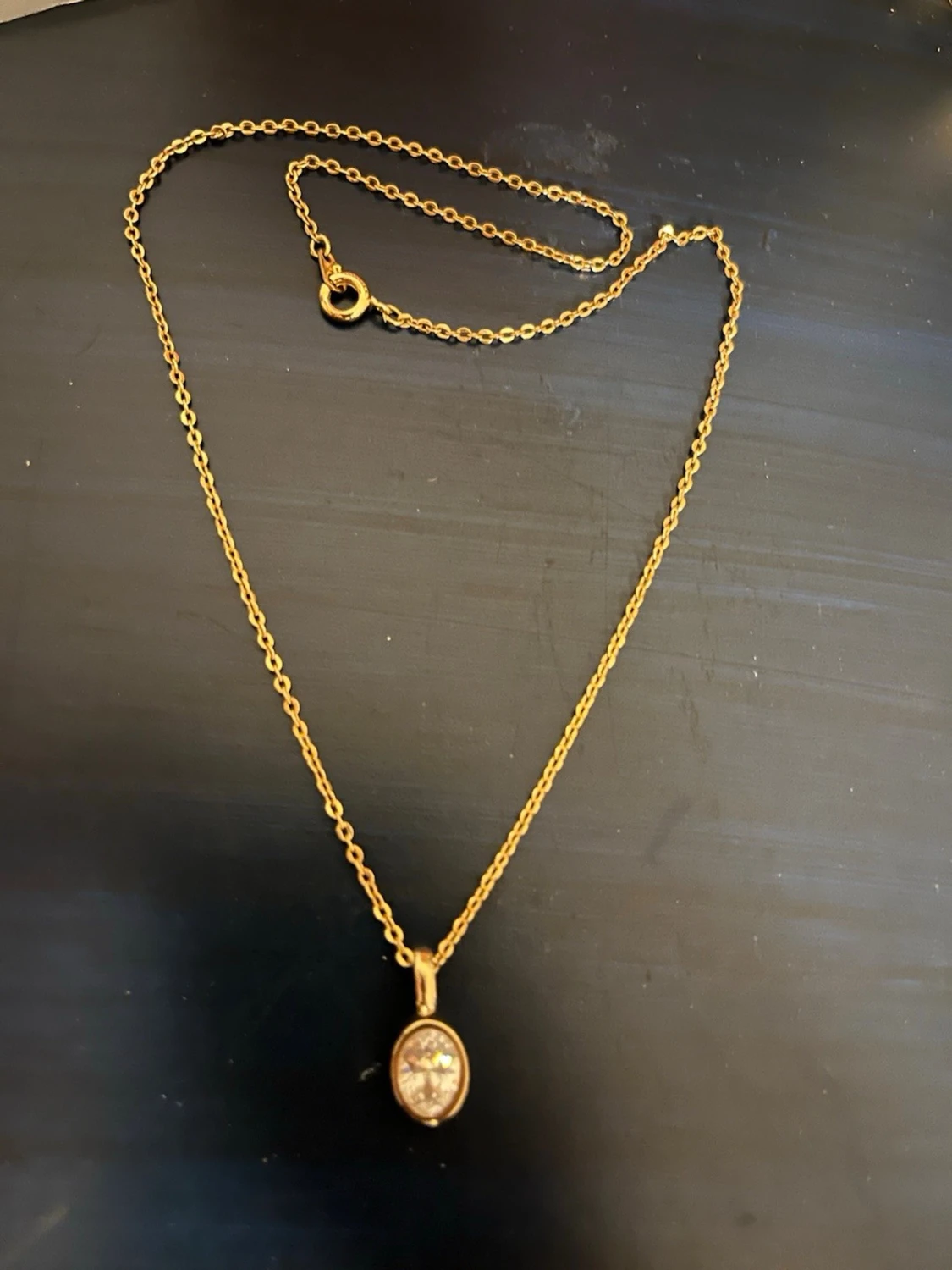 Vacker halsband med glittrande hänge