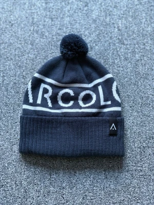 Wear colour mössa! - En stilig mössa från wear colour som passar till många outfits! Perfekt nu i vintern