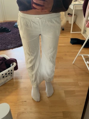 Vita linnebyxor från Lindex, strl 152 - Säljer ett par luftiga vita linnebyxor från Lindex i storlek 152. Byxorna har resår i midjan och raka ben med croppad längd. Perfekta för varma dagar och ger en chill vibe till outfiten.